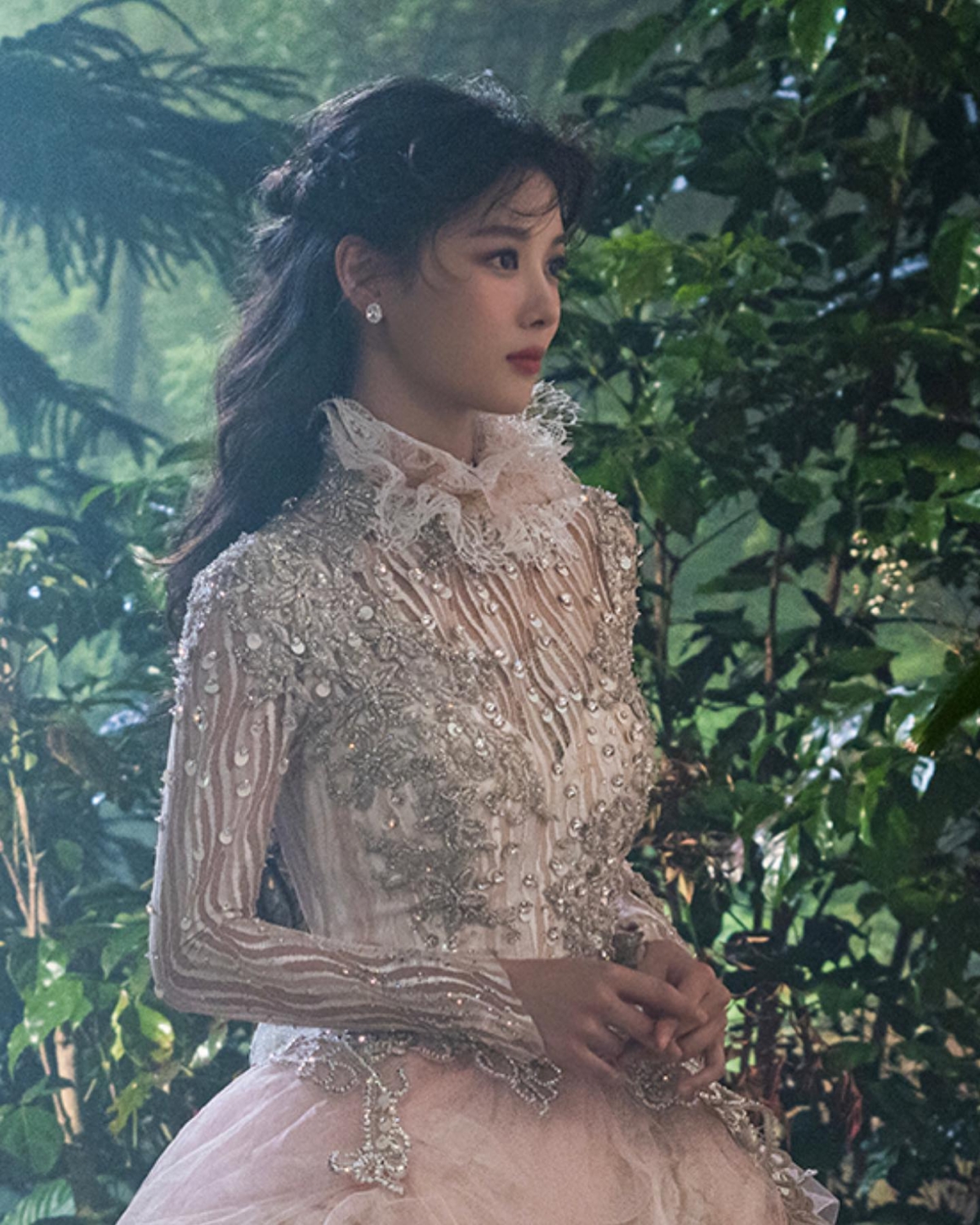 金裕貞穿著華麗立領上衣