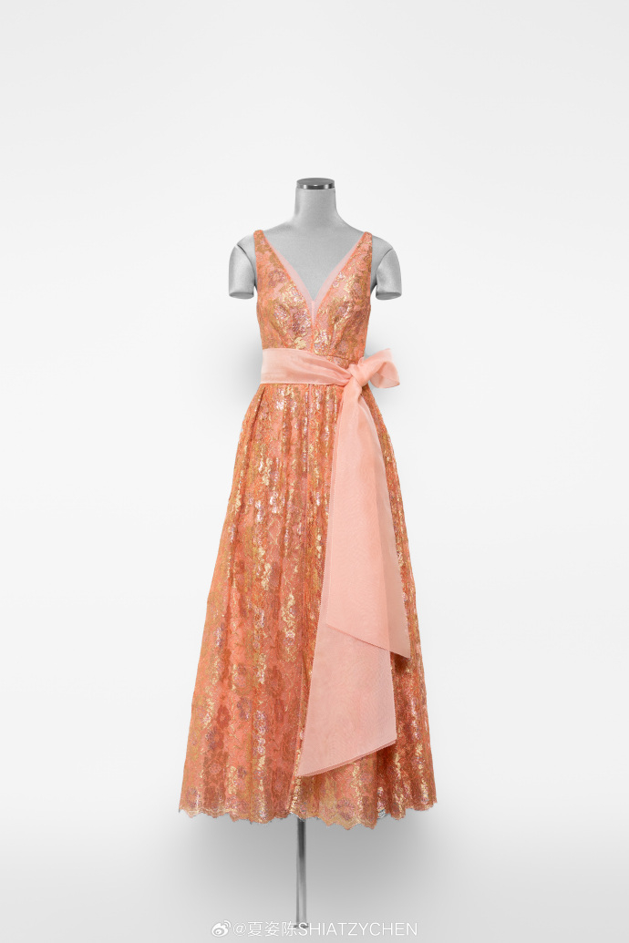 夏姿為楊紫瓊打造出第2套婚服：粉色金屬蕾絲禮服。