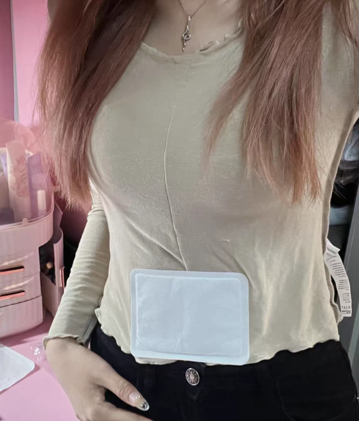 可以將暖暖包貼在肚臍下4指寬的關元穴