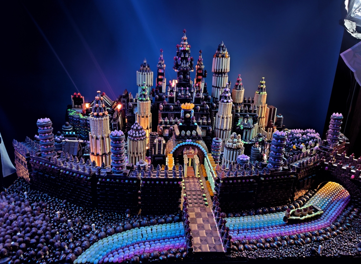 日本男孩使用明治品牌零食蓋出城堡