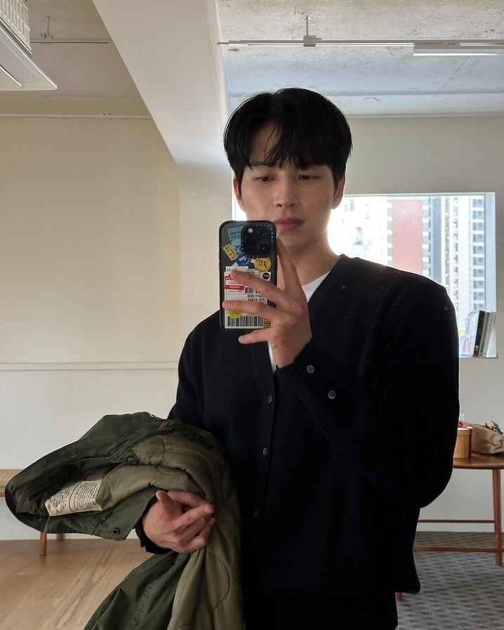 尹嘏彬認為自己的眼睛充滿魅力，身邊的人也說他的眼睛看上來很善良