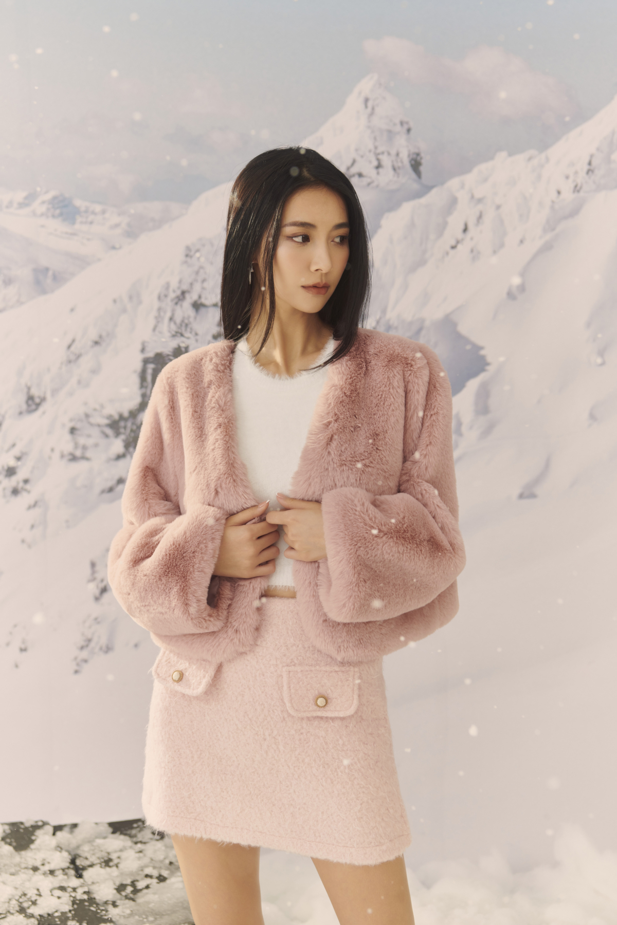 WAVE SHINE V領輕奢毛絨短版外套(霧藕粉、布朗尼棕)，活動價NT$1,390