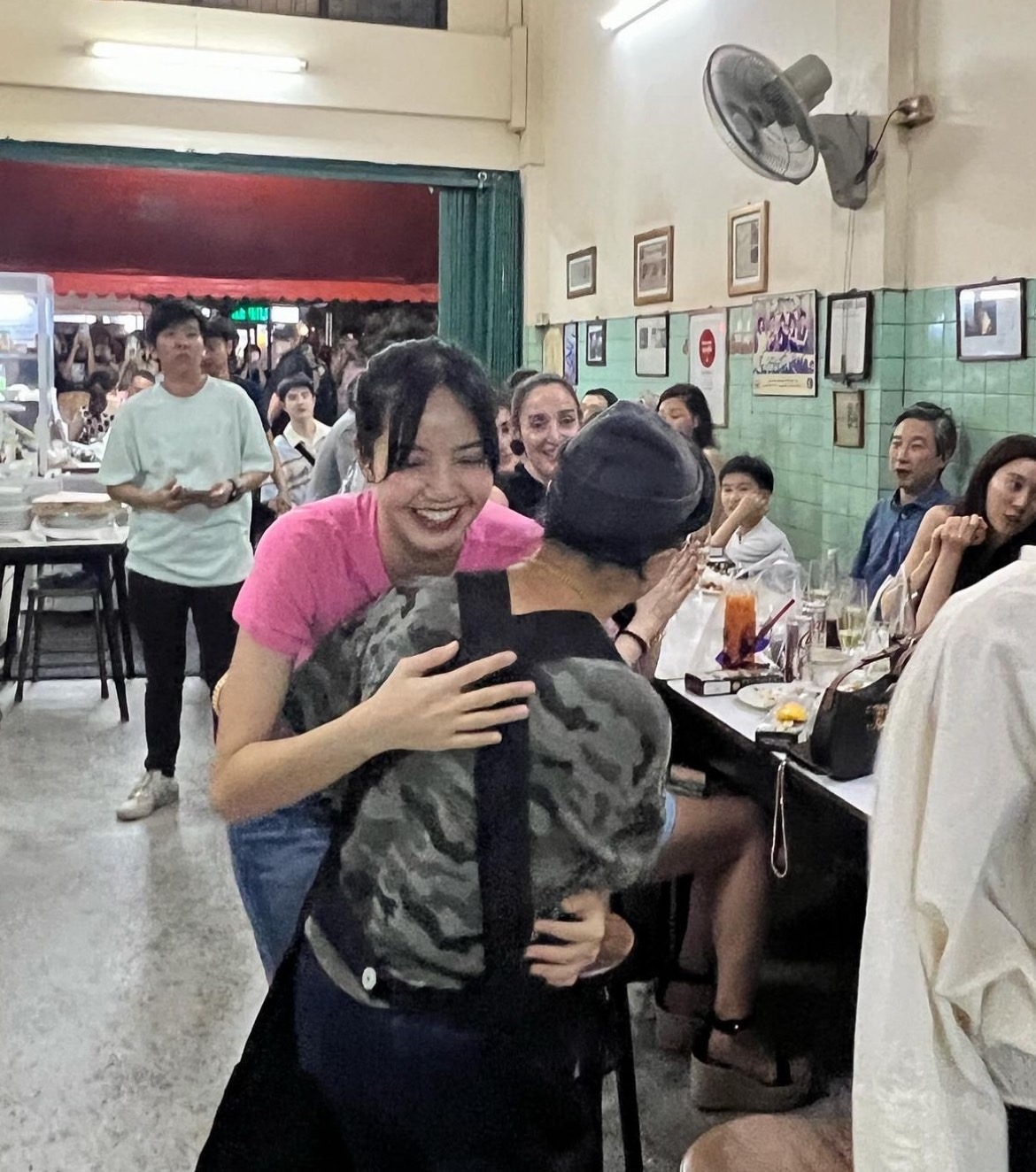 Lisa親切與餐廳老闆相擁