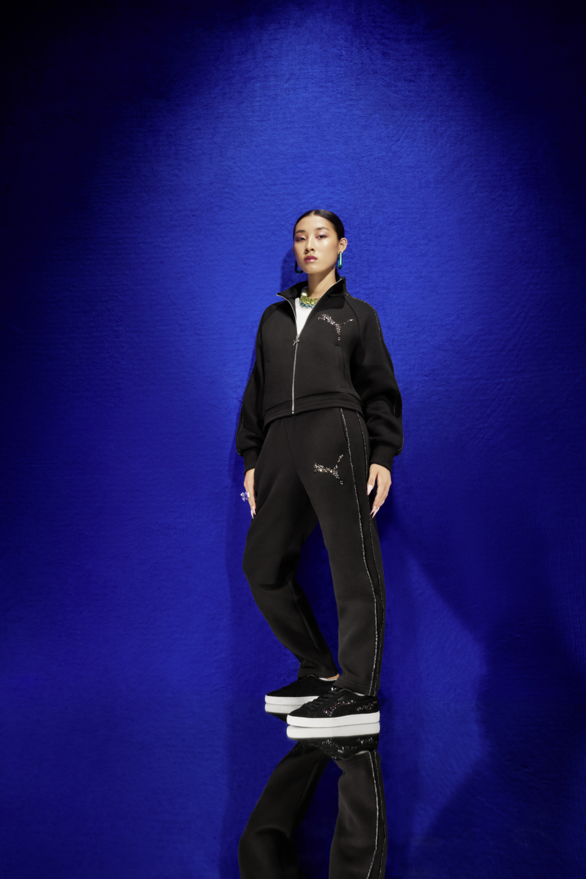 PUMA X Swarovski系列T7立領外套 $4,580、Swarovski系列T7長褲 $3,380、Suede SWAROVSKI $4,980