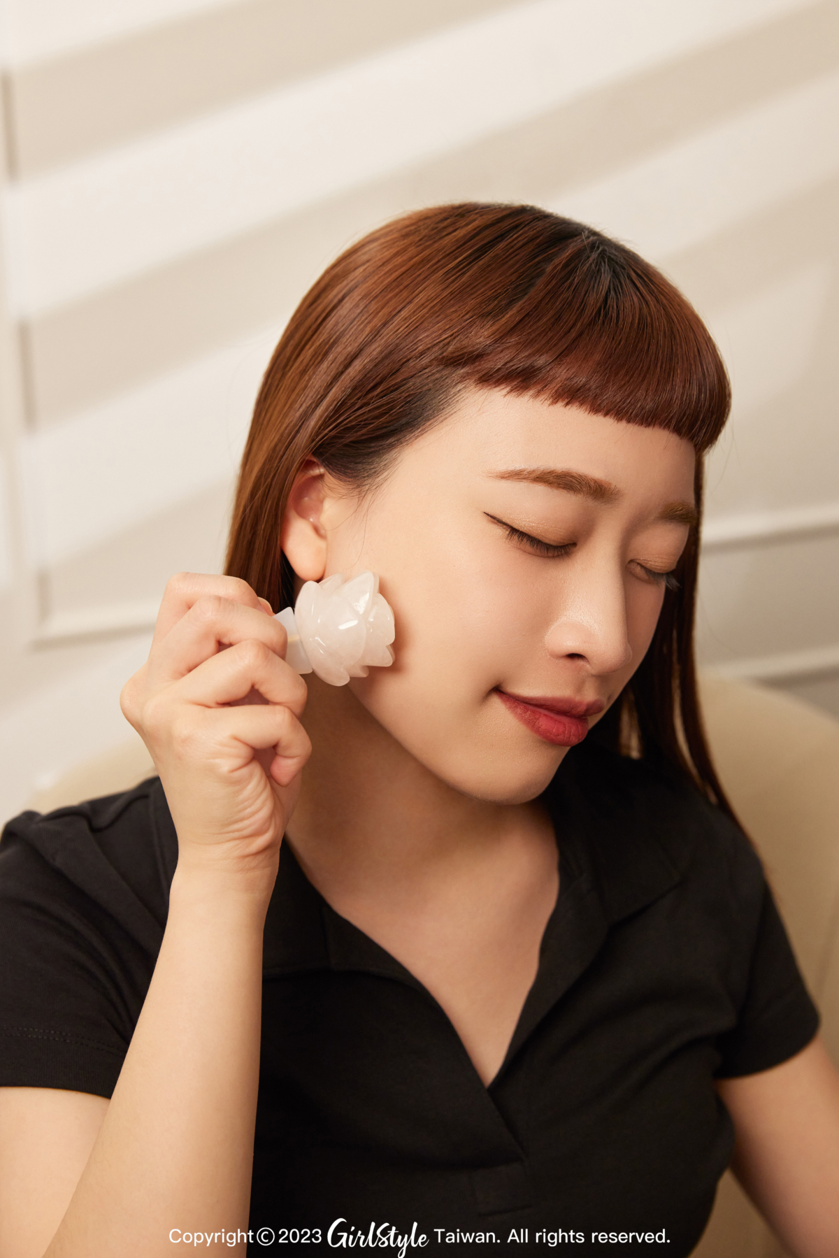 按摩板使用步驟01：塗抹乳霜前，按摩醒膚