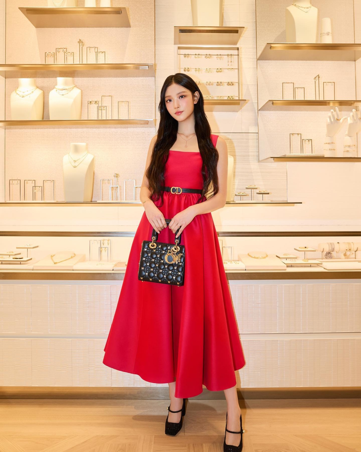 韓國女團 NewJeans 成員 Haerin 以紅色禮服出席Dior活動