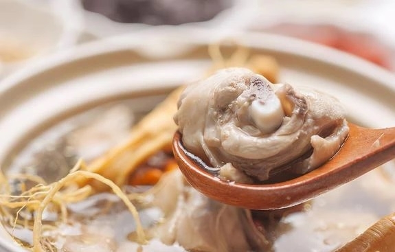 天冷來上一碗暖呼呼的雞湯，是寒冬一大樂事。