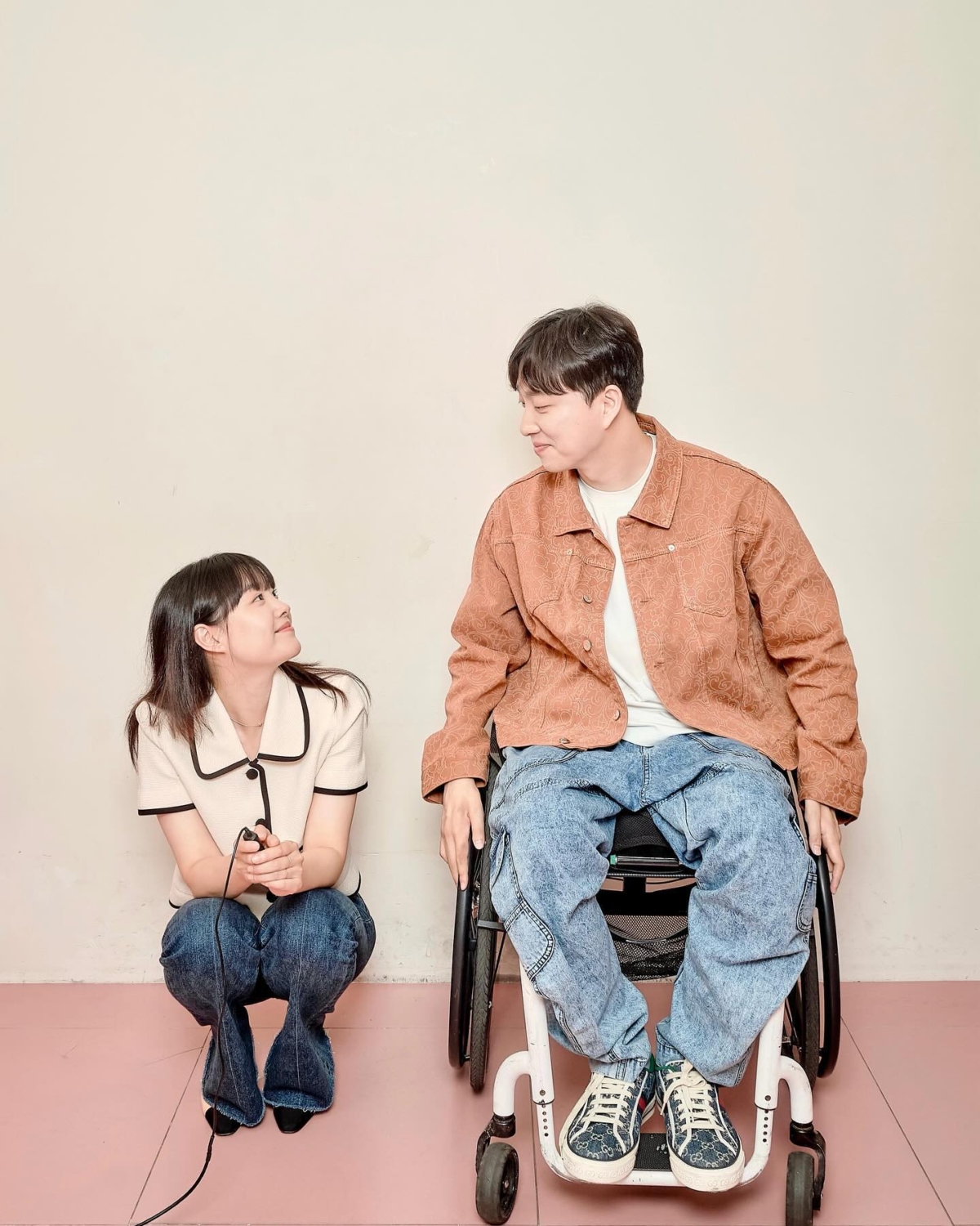 21日宋枝恩在自己的IG公開認愛，曬出了與男友朴維 (박위) 的甜蜜合照