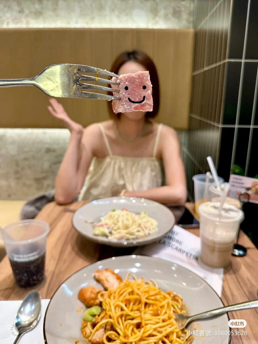 用食物擋住的不露臉拍照技巧，也能營造出美女氣場