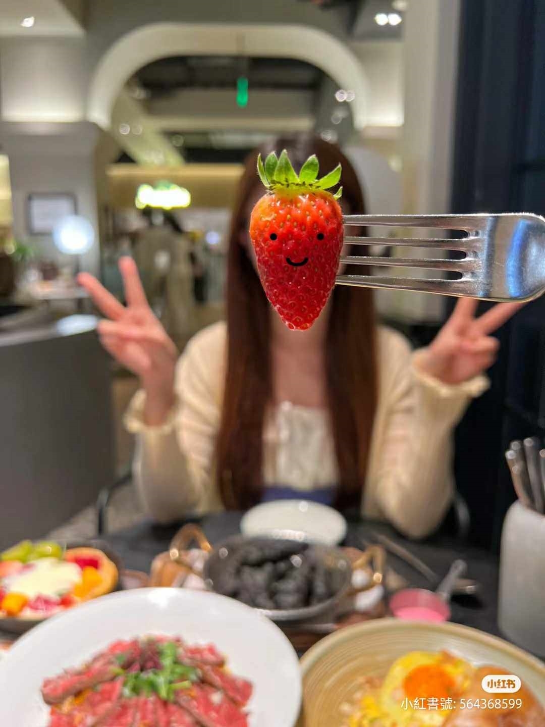 用草莓擋臉再畫表情