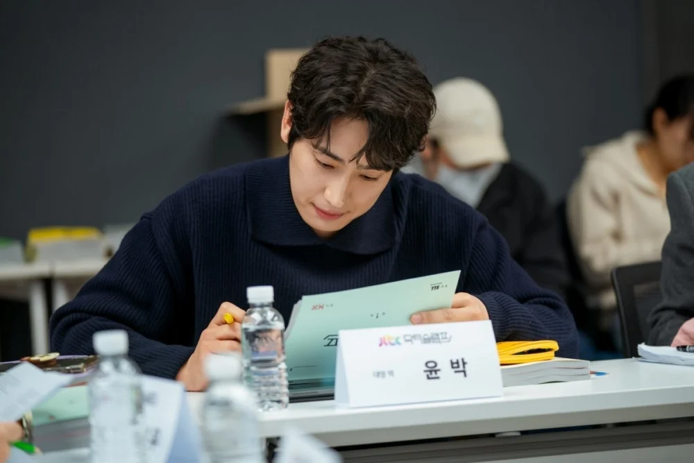 尹博飾演喜歡虛張聲勢又讓人覺得心酸的整形外科醫生「賓大英」