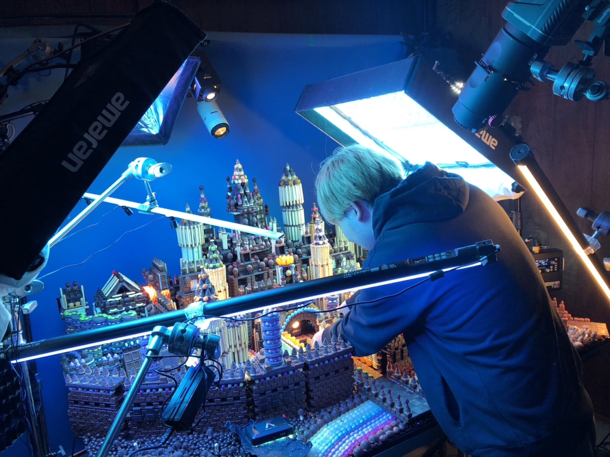 他自稱是零食建築師,厲害到獲得明治巧克力的廣告青睞