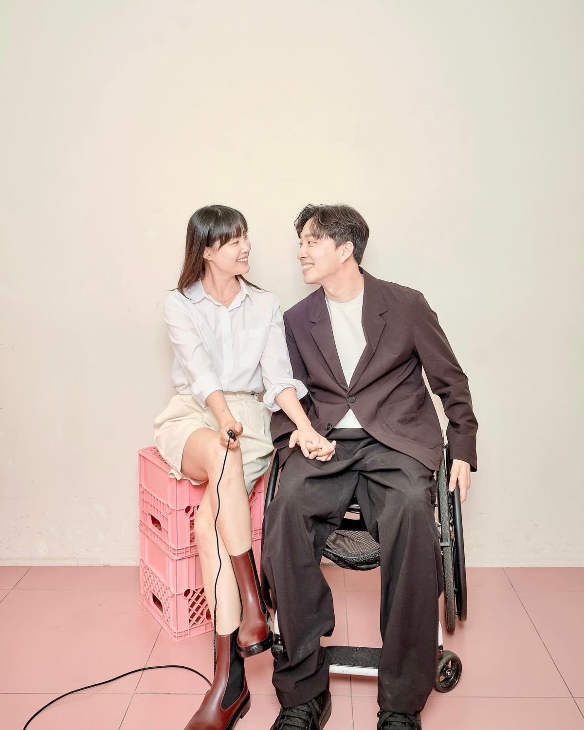 21日宋枝恩在自己的IG公開認愛，曬出了與男友朴維 (박위) 的甜蜜合照