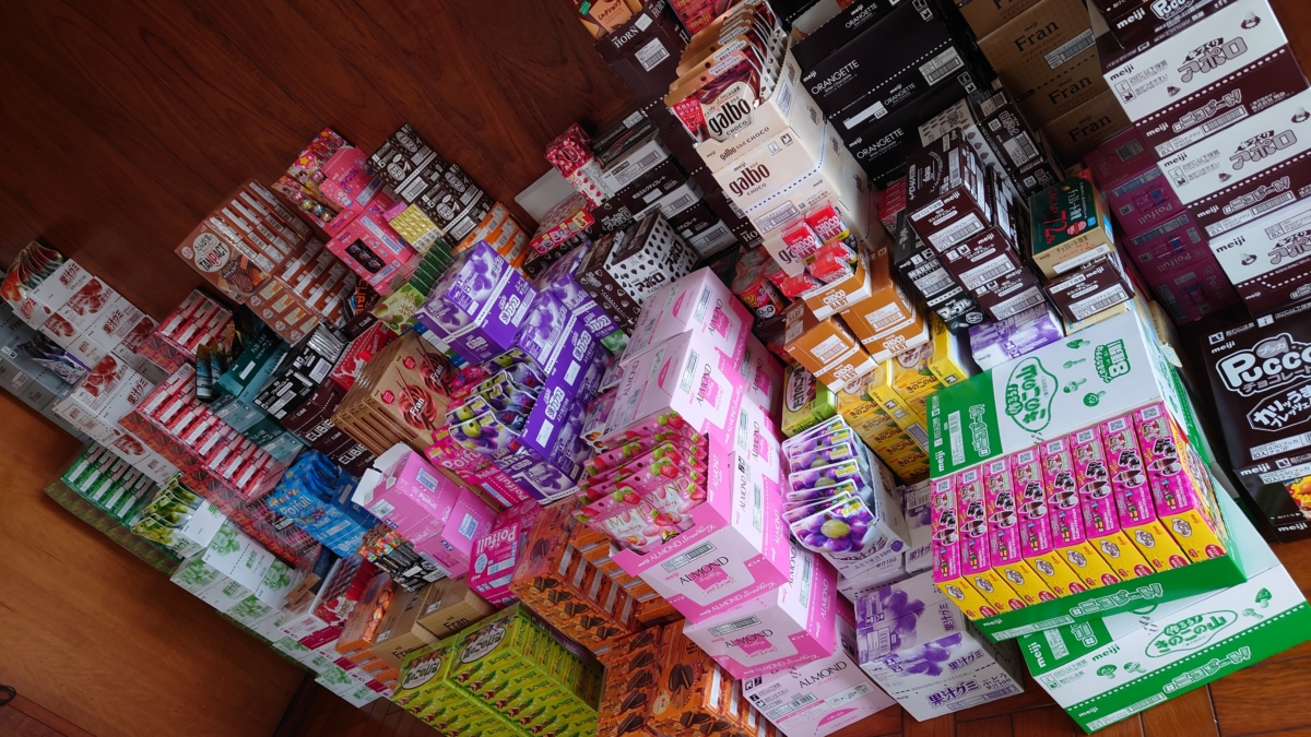 巧克力城堡使用了好幾箱的明治零食