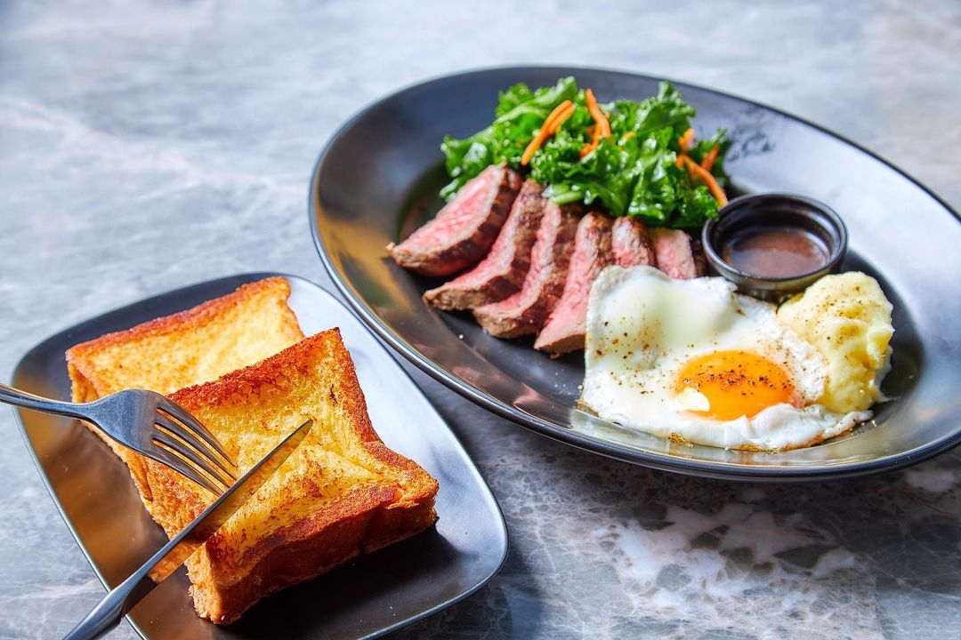 「Mercer Brunch」法式吐司飽含蛋汁、鬆軟可口。