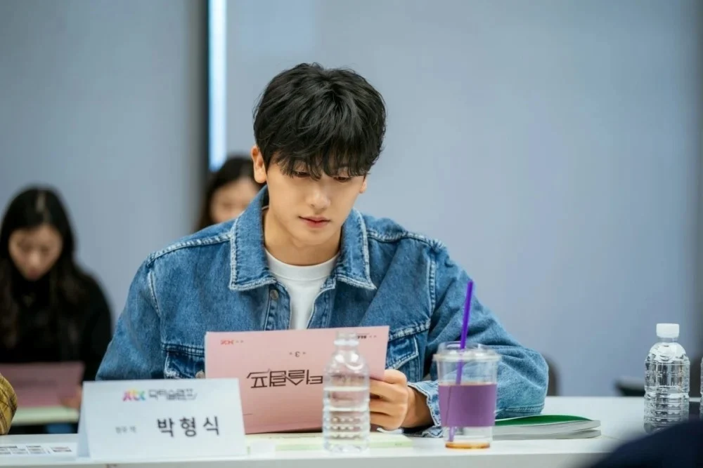 朴炯植飾演的是學生時代包攬所有的全校第一名的「呂正宇