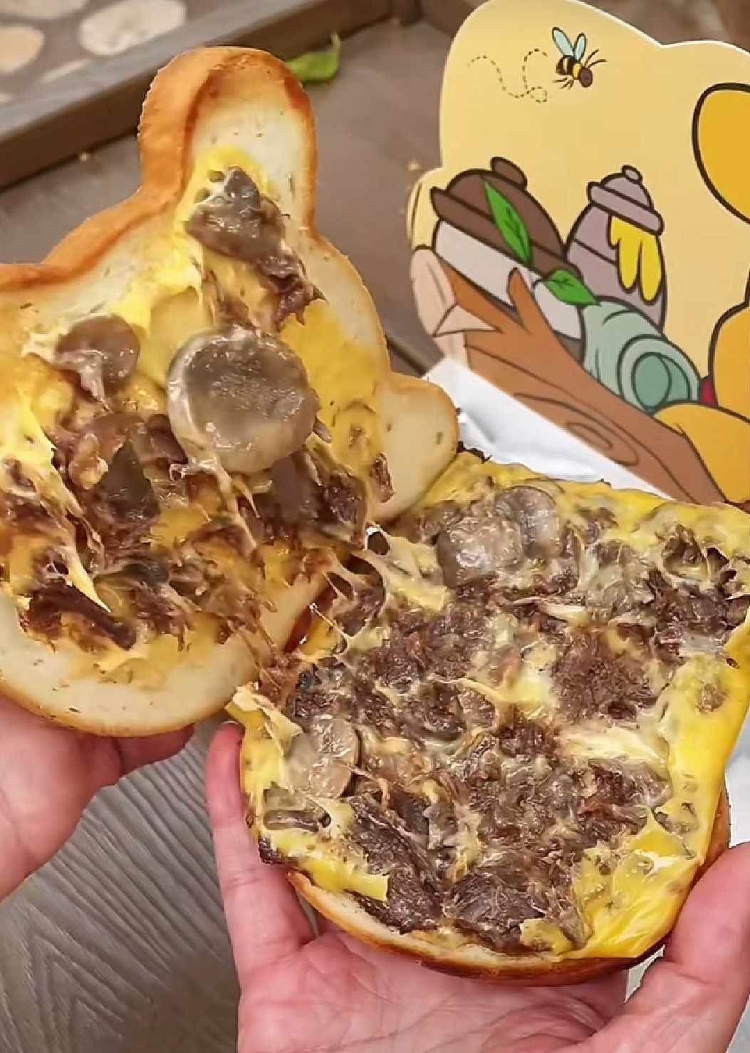 小熊維尼三明治內餡是牛肉蘑菇起司口味