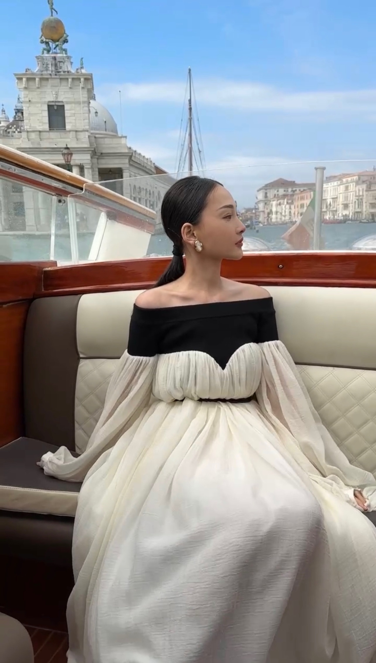 林映唯身穿來自Chloé 2023年秋冬系列Look 35的黑白撞色平口露肩羊毛薄紗洋裝