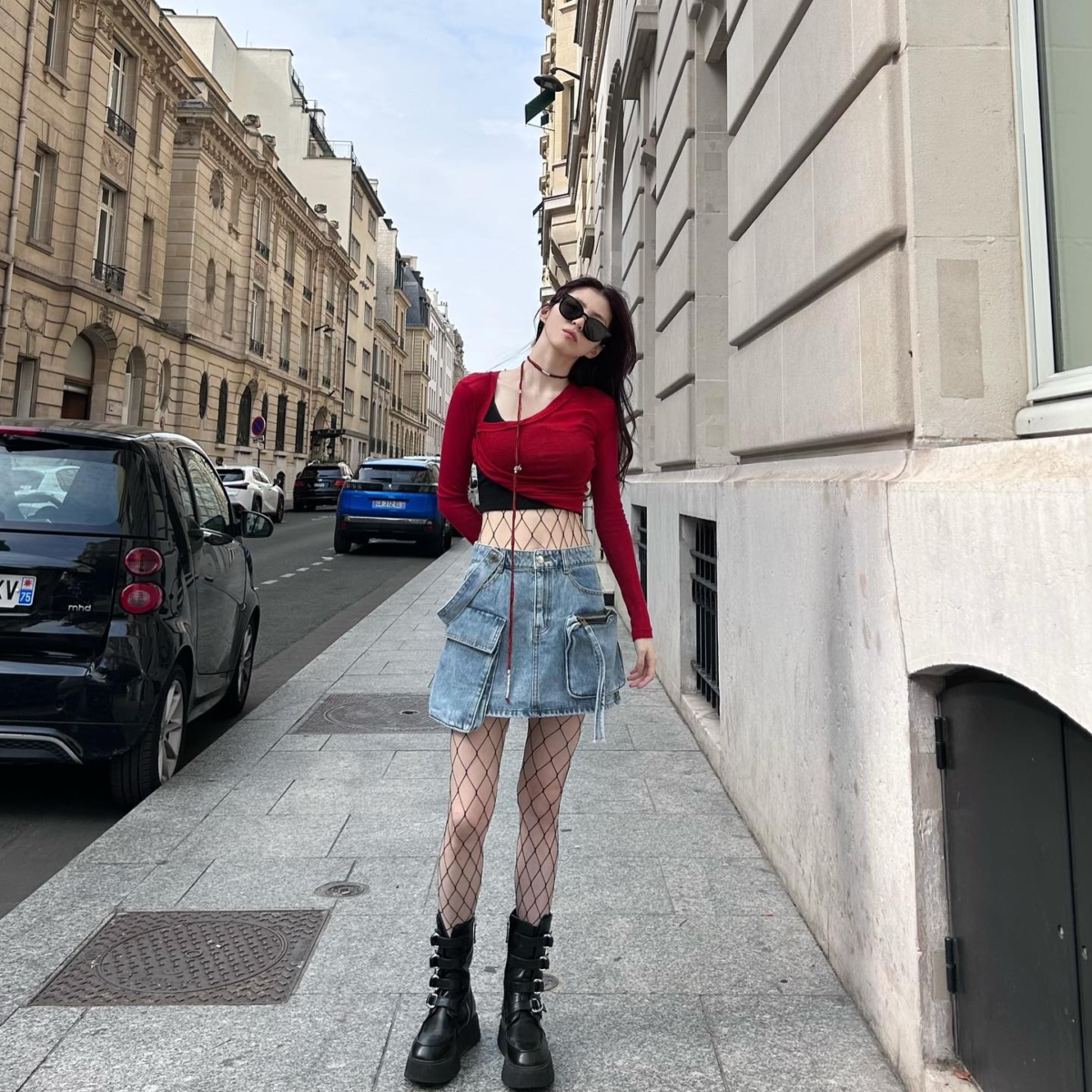 韓韶禧以短版紅色上衣穿出辛辣性感風格