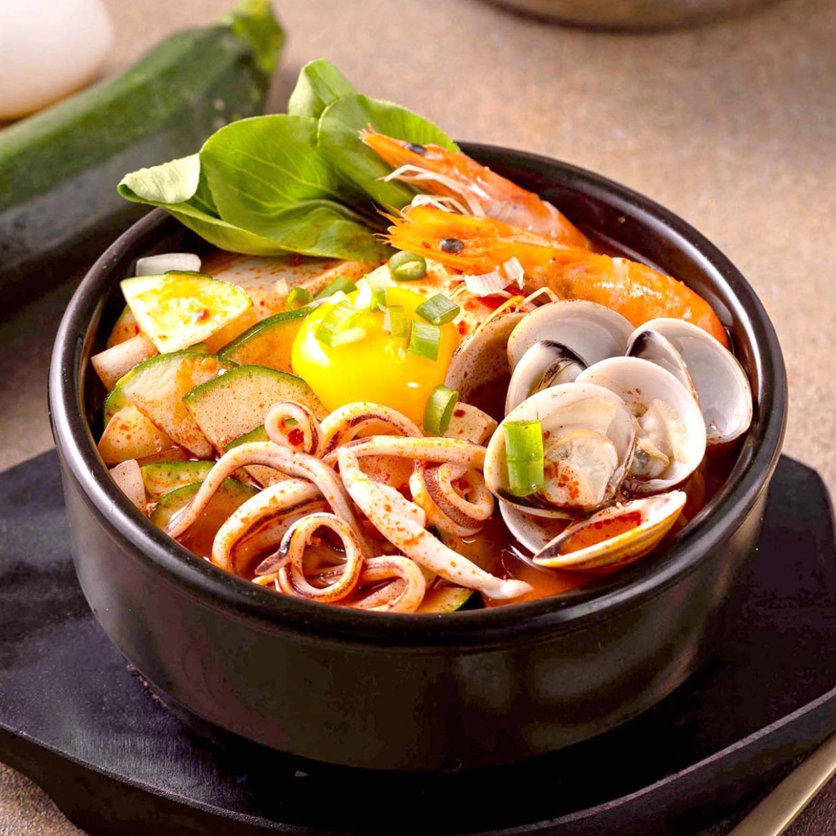 「江陵阿嬤」辣味嫩豆腐鍋(牛豬海鮮可任選),冷天來上一鍋超暖!