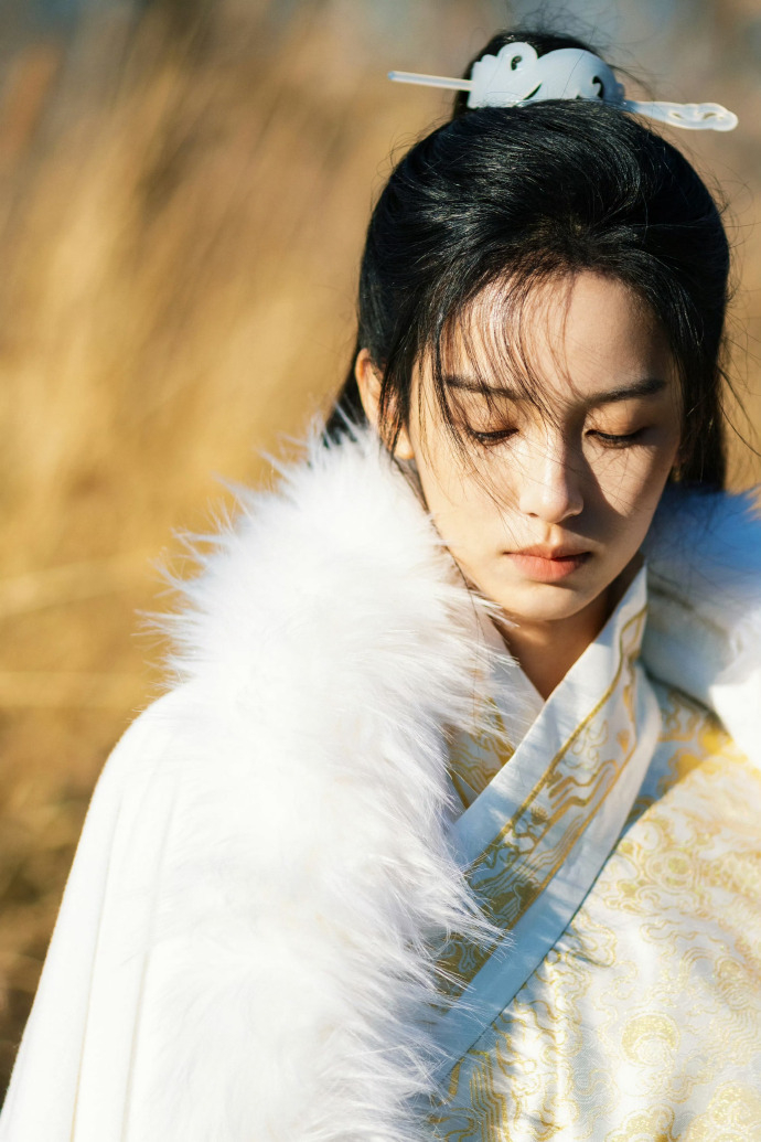 周也穿上男裝，就沒有男主角的事情了