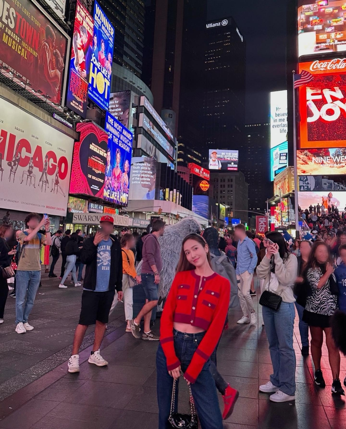 Jessica 以紅色開襟外套搭配藍色直筒丹寧褲