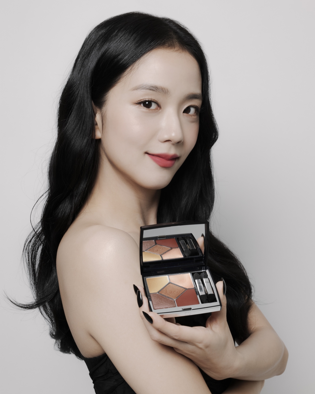 Dior品牌大使Jisoo_手持迪奧經典五色眼影#349 時裝秀限量版©pierremouton