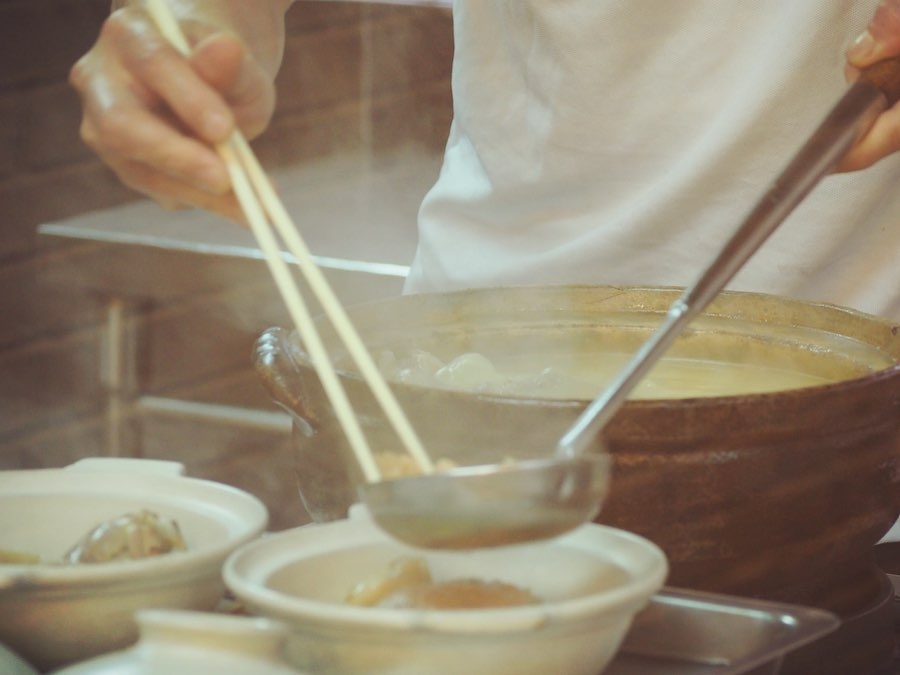 驥園招牌雞湯冒出熱呼呼的白煙。