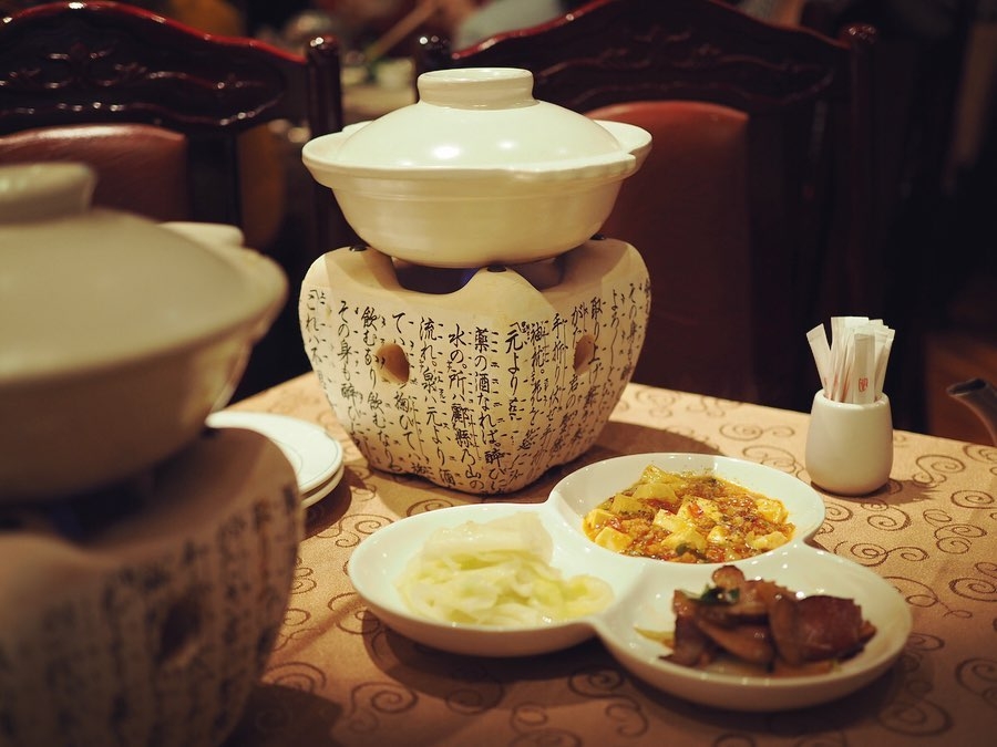 驥園川菜餐廳雞湯是以砂鍋細火慢燉超過12小時。