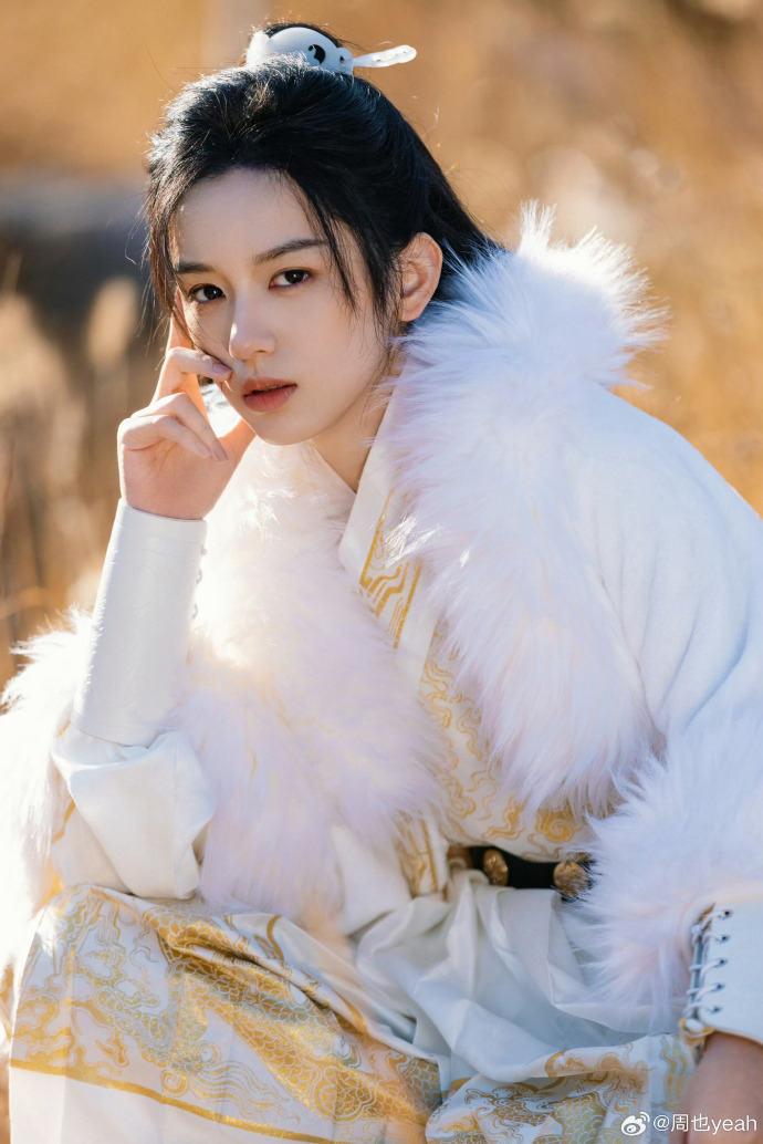 身為陸劇美女的周也，扮男裝也相當迷人