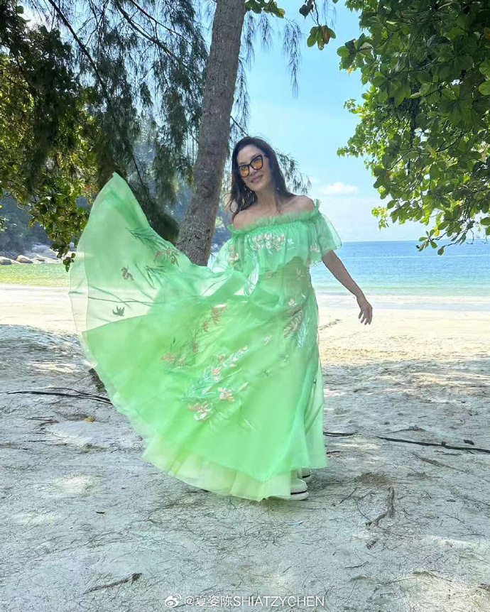 楊紫瓊穿上嫩綠平口波浪禮服在海灘上翩然舞動。