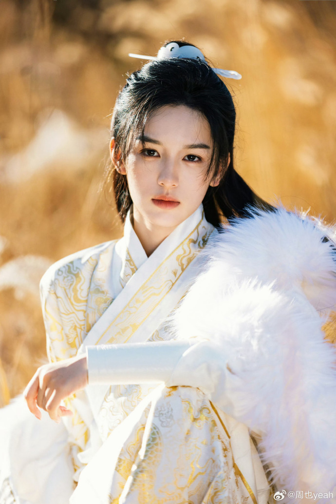 周也男裝俊俏迷人