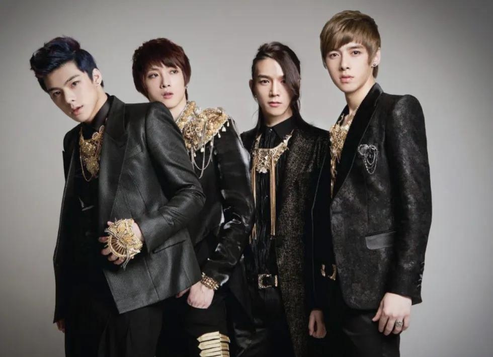 方逸倫21歲以韓團M4M組合在南韓出道。