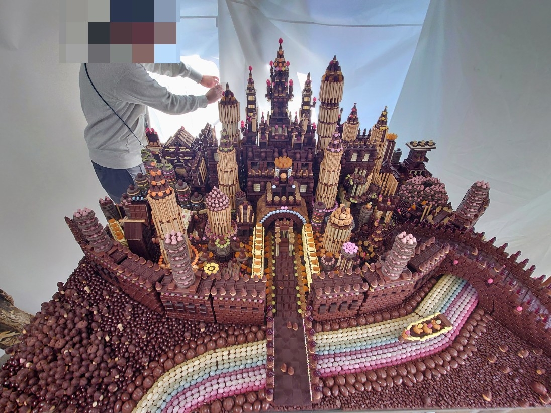 透過細心和建築配置,日本男孩蓋出自己的零食城堡