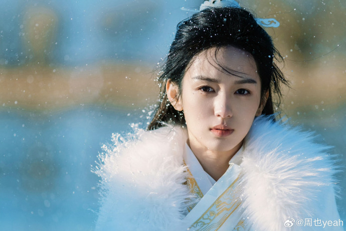 有網友喊話周也穿著男裝，應該和劉詩詩重拍《一念關山》