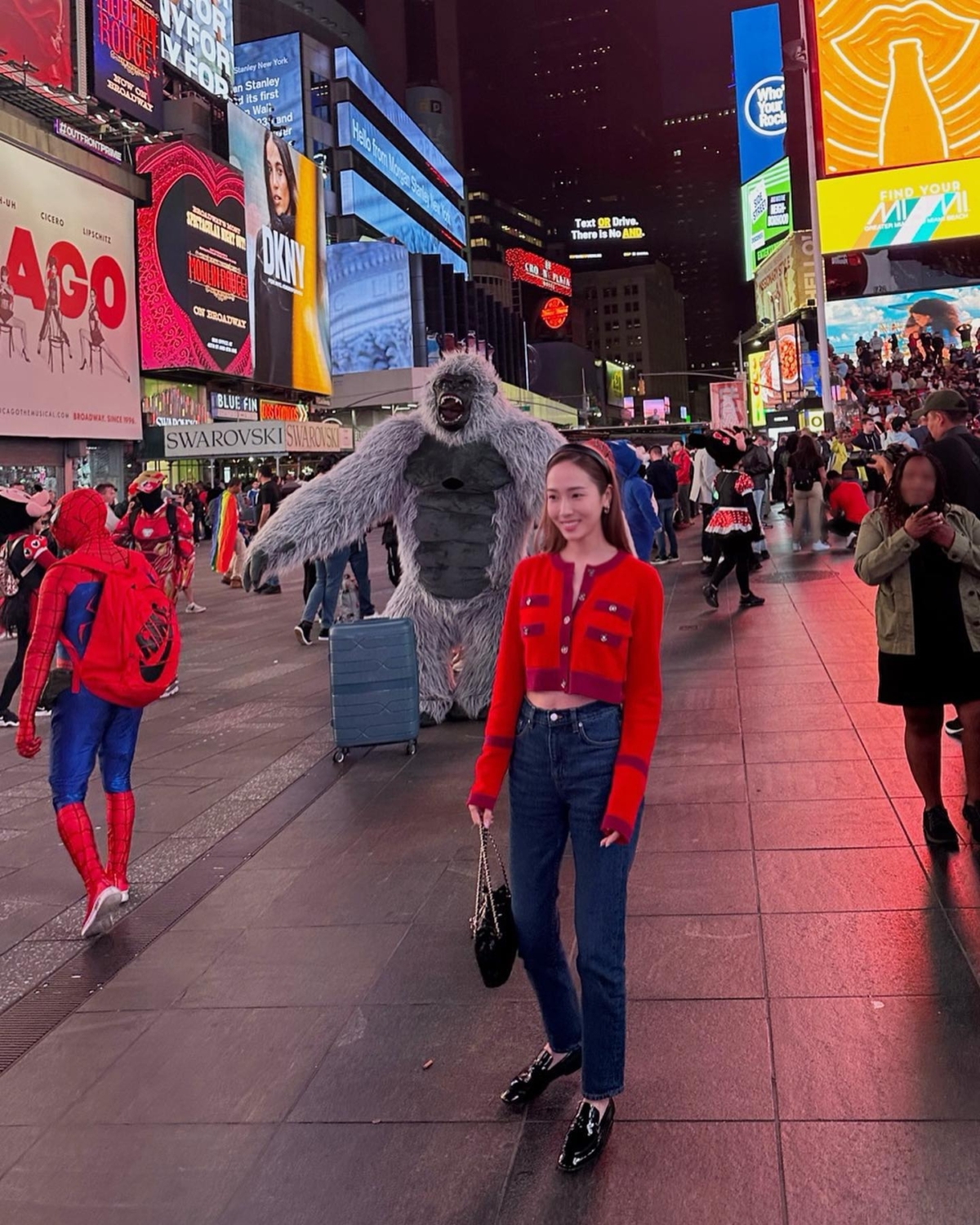 Jessica 以紅色開襟外套搭配藍色直筒丹寧褲