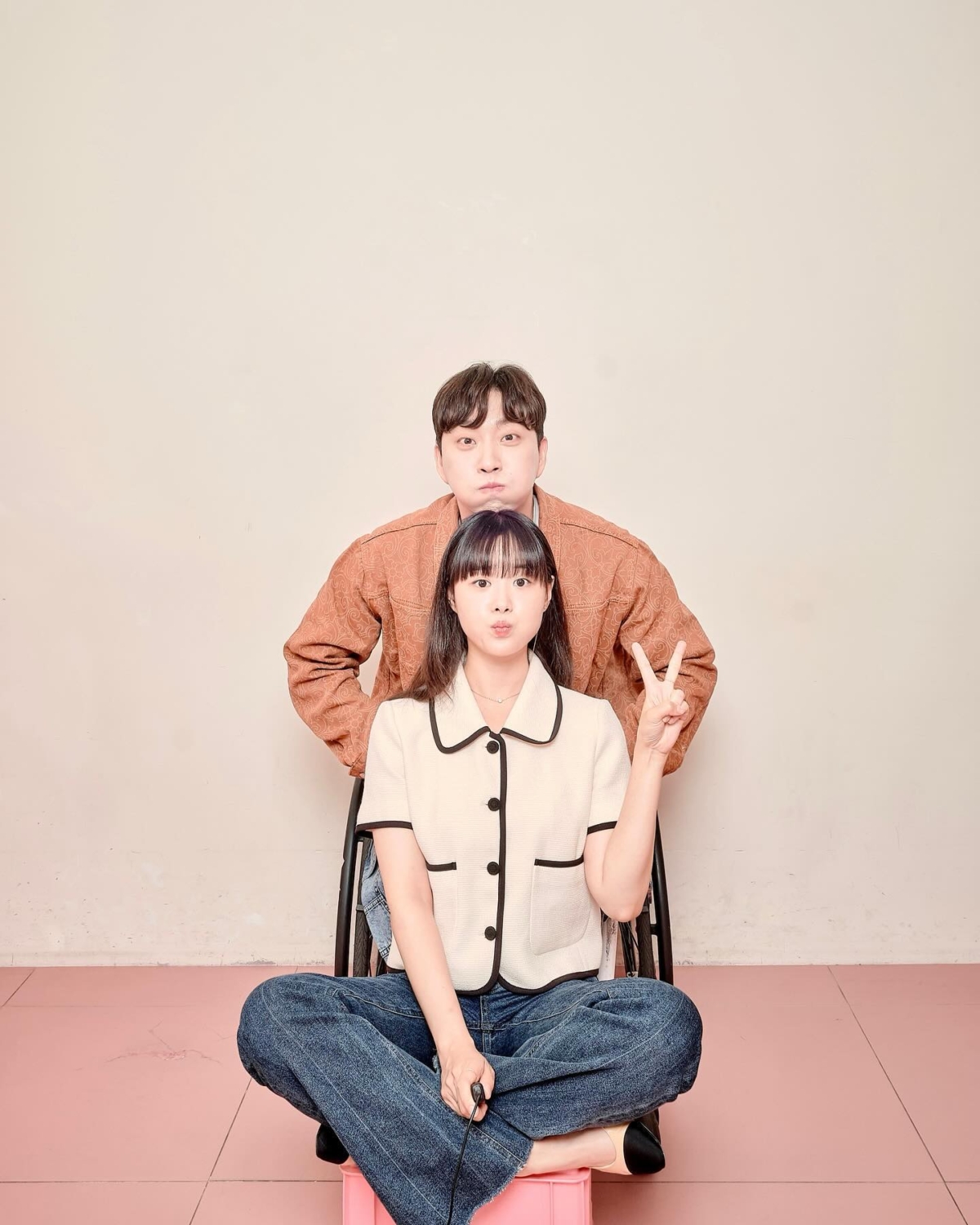 21日宋枝恩在自己的IG公開認愛，曬出了與男友朴維 (박위) 的甜蜜合照