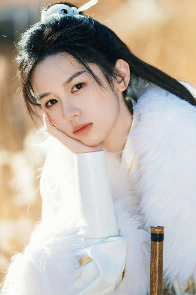 今年25歲的中國女演員周也挑戰男裝