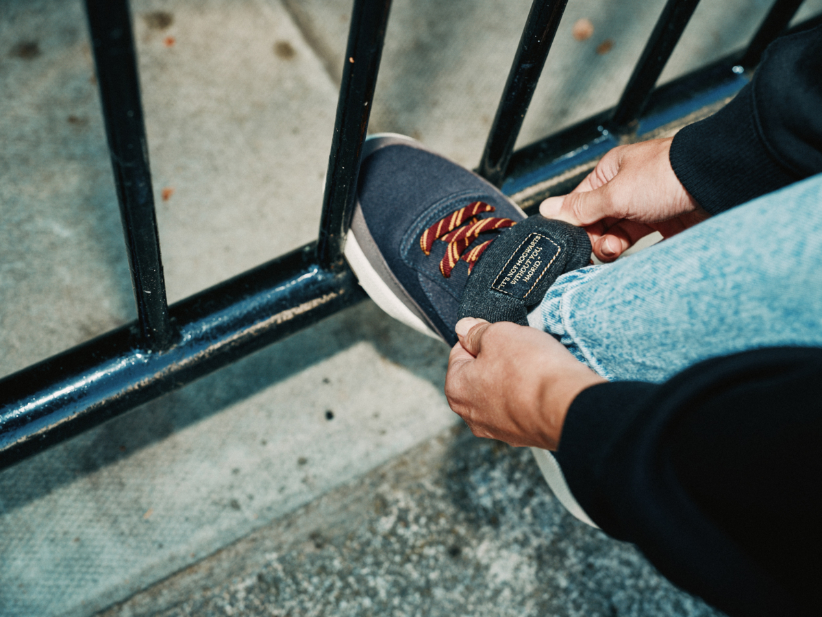 鞋舌內部刻有「沒有你的霍格華茲不完整,海格(It’s not Hogwarts without you, Hagrid)」的字樣