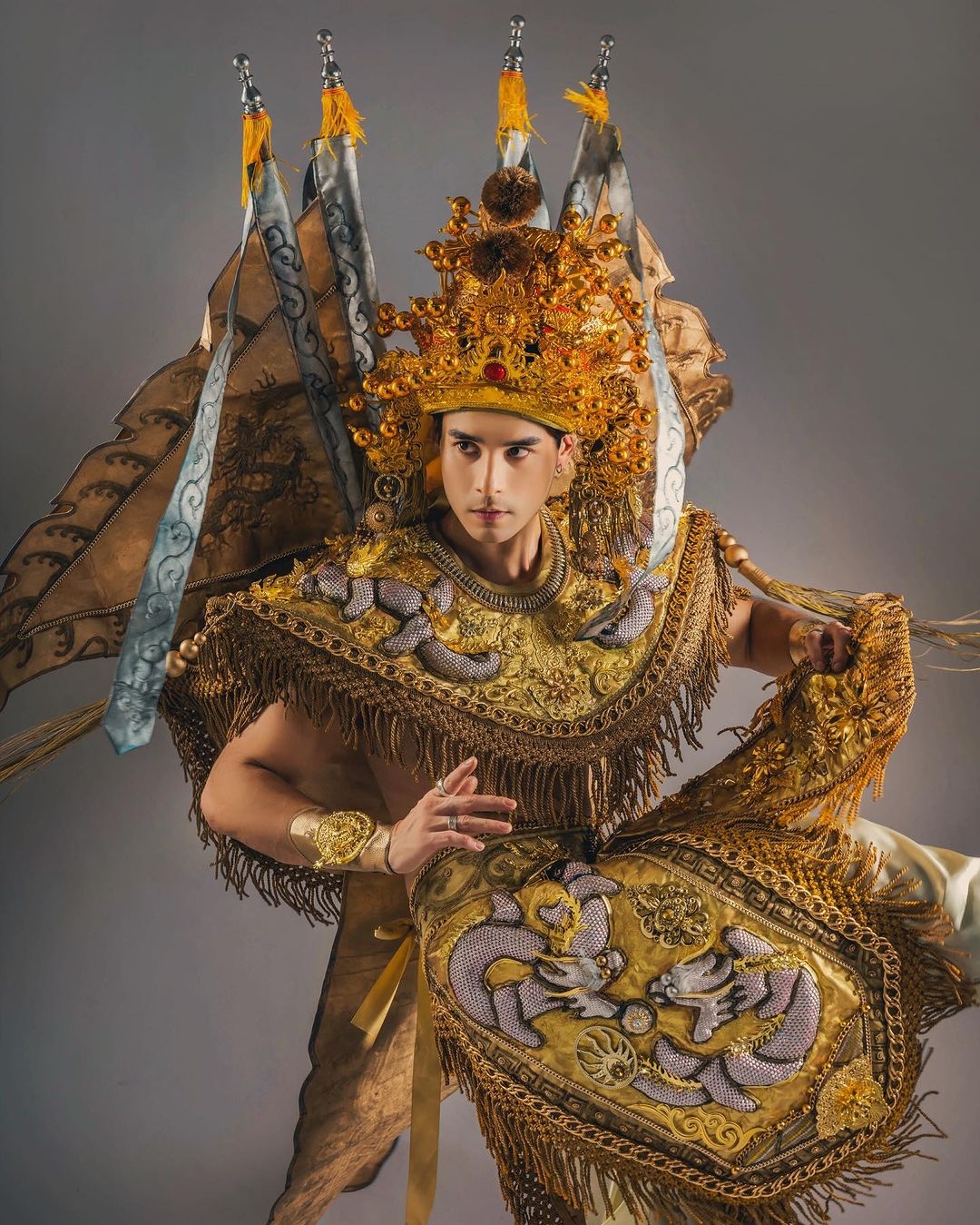 戴凱文將官將首傳統服飾穿出現代時尚風格。