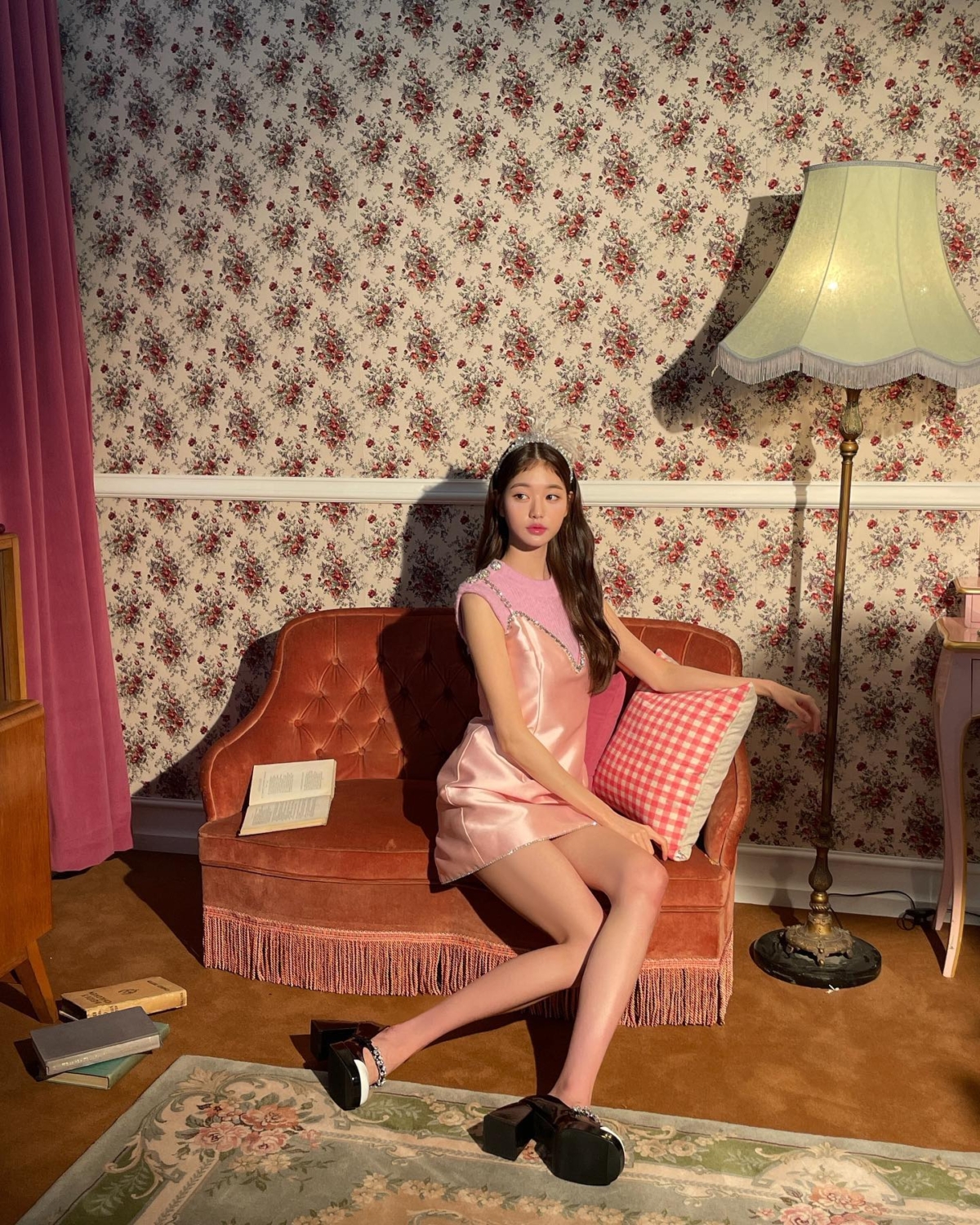 IVE張員瑛穿上亮鑽粉紅洋裝