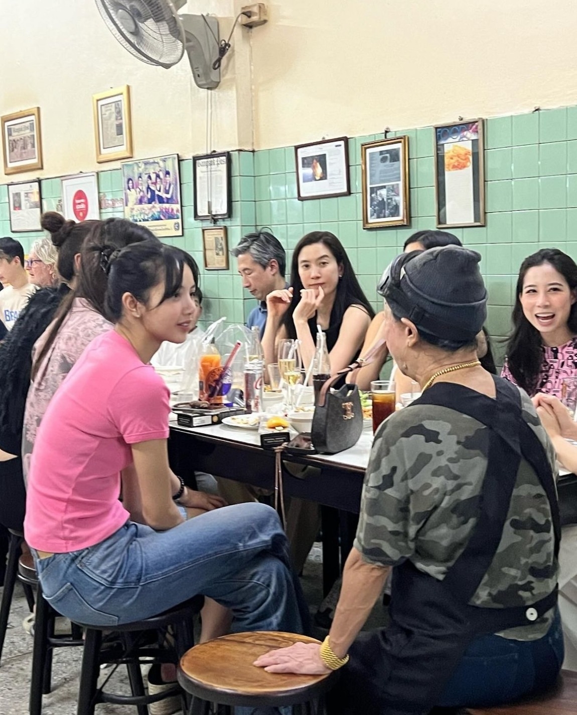 Lisa聆聽曼谷街頭米其林老闆聊天