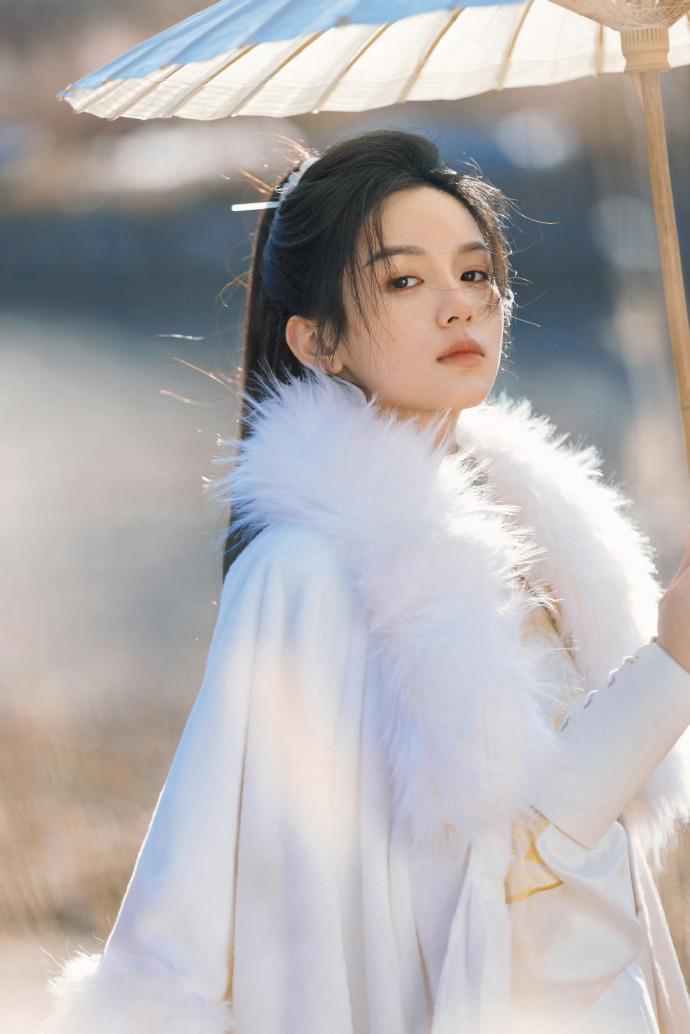 周也這次的男裝造型不僅顯示了他的多才多藝，也展現出他對角色的全情投入。