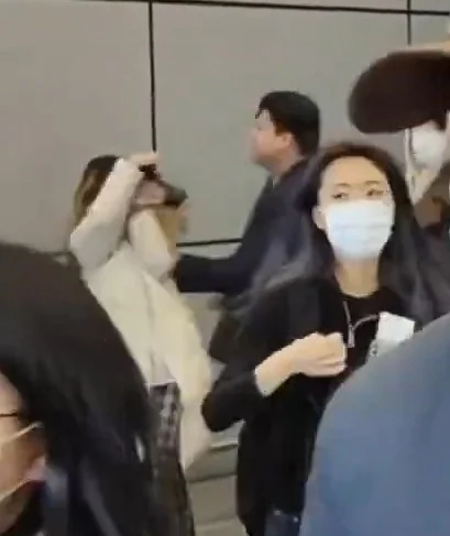 保安將女粉推飛