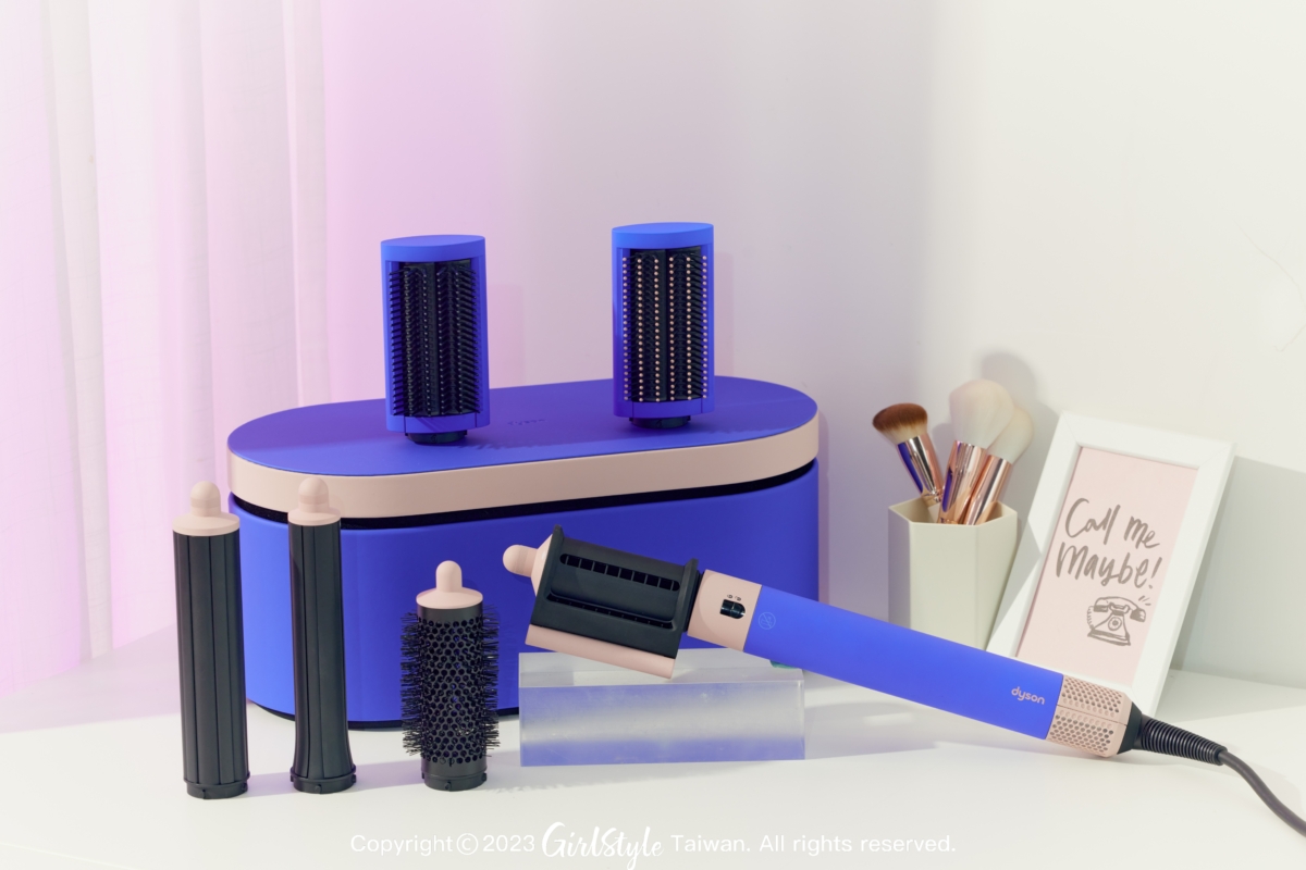 Dyson Airwrap™ 多功能造型器HS05 星空藍粉霧色:由上至下由左至右依序為升級版硬質順髮梳、升級版軟質順髮梳、升級版40mm Airwrap™ 長型髮捲、升級版30mm Airwrap™ 長型髮捲、圓頭豐髮梳、康達抗毛躁吹髮器與精美禮盒