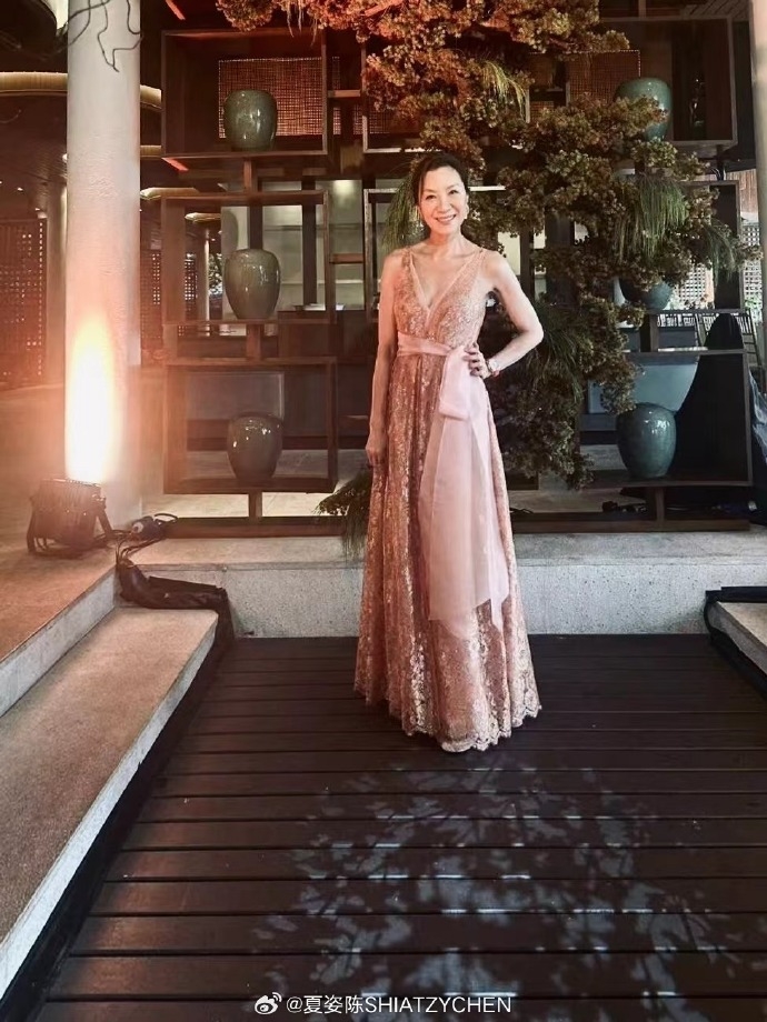 新娘楊紫瓊穿上粉色金屬蕾絲禮服露出幸福微笑。