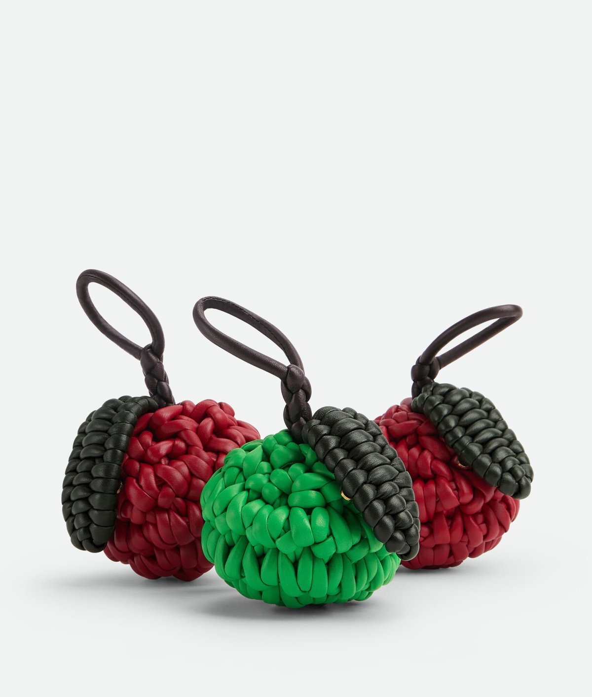 Bottega Veneta INTRECCIO 編織皮革蘋果裝飾組，NT$273,900