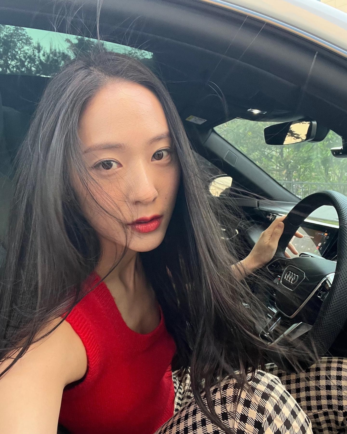 Krystal 鄭秀晶被稱為是韓星老錢風穿搭代表