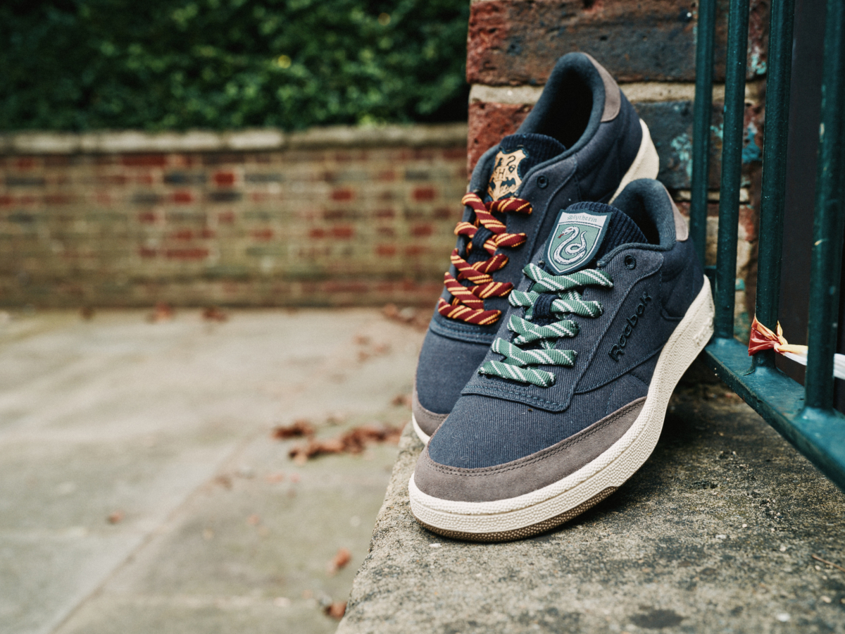 每雙鞋都附有可互換的鞋帶和刺繡貼片，上面展示了來自四個霍格華茲學院的紋章和標誌。