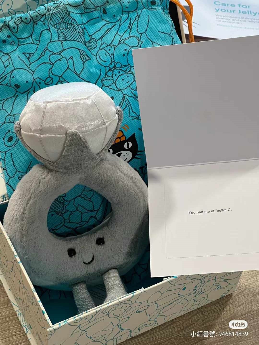 除了準備戒指之外，500克拉的Jellycat鑽戒娃娃也很受喜愛